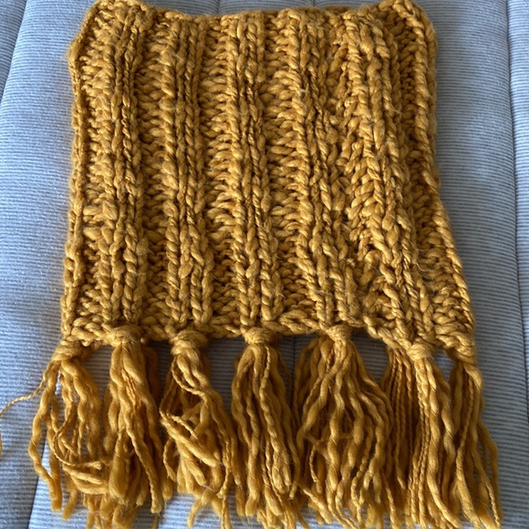 American Eagle Urban Outfitters Zara Free People Softest chunky knit snood scarf